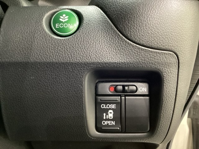 左側電動スライドドアは運転席からでも操作ができるように、ハンドル付近に開閉の操作スイッチが付いています。燃費に役立つECONボタンもここです。