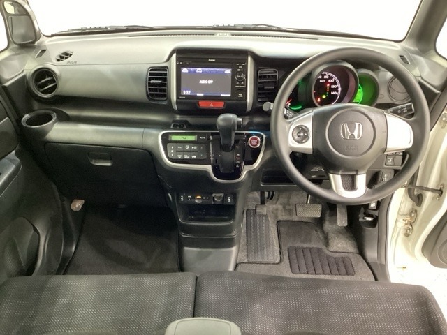車内は光触媒抗菌消臭施工済です。インパネ周りはスタイリッシュなデザインです。グローブボックスやカップホルダーのほかにトレーなどたくさんの収納スペースが付いています。