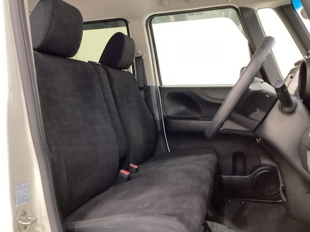 広い足元に肘掛けもついたゆったり座れるシートです。運転席と助手席の間が空いているため、助手席側への移動がスムーズです。交通量の多い道でも、助手席側から乗り降りができます。