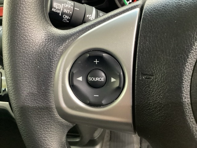 ステアリングスイッチがついていますので、オーディオのチャンネル変更、ボリューム、ジャンル変更が操作可能です。ハンドルから手を離さず安全に操作できます。
