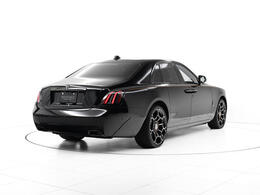 2025モデルのBlack Badge GHOST Series2です。外装色はブラック、内装色もブラックで、一貫したエレガンスが演出されています