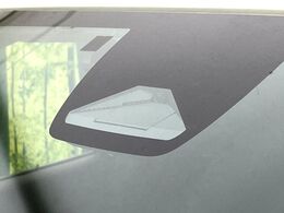 【ホンダセンシング】走行中に前方の車両等を認識し、衝突しそうな時は警報とブレーキで衝突回避と被害軽減をアシスト。より安全にドライブをお楽しみいただけます。