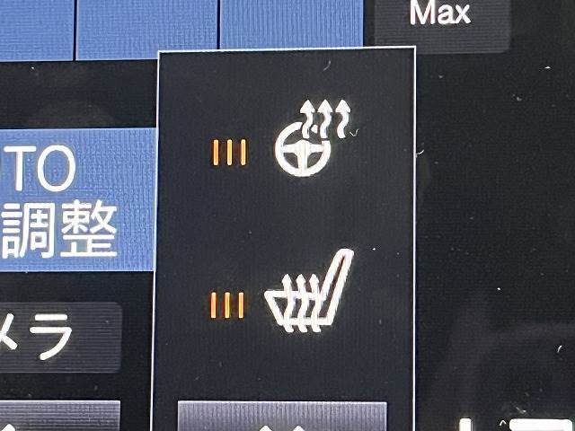 【シートヒーター】冬場にうれしいシートヒーターを装備。シート自体が温まりますので、冬場のドライブをよりお楽しみいただけますよ。