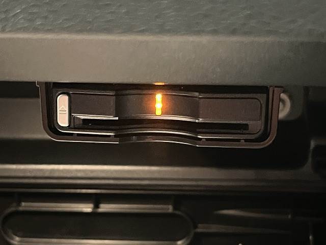 【ETC車載器】を装備しておりますので、ご納車直後からの遠距離ドライブも可能です。土日の利用料金の割引や、朝夕の通行料金を割引料金で高速道路をお楽しみいただけます。