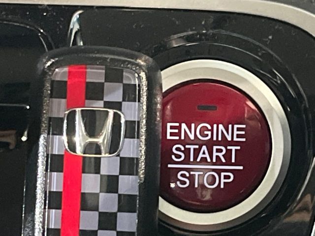 【Hondaスマートキー】カバンやポケットに入れたままでもドアの施錠・解錠が可能なスマートキーを装備。エンジンのオン・オフ時もカギを取り出す必要が無いからとっても便利です♪
