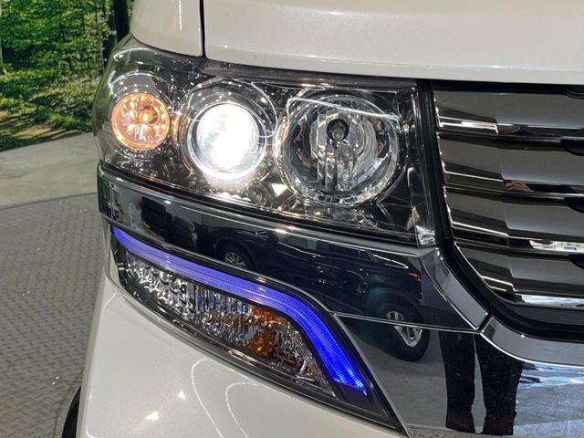【LEDヘッドライト】悪天候や夜間走行時も良好な視界を確保し安心して運転できる高輝度LEDヘッドライトを装備！点灯速度が早く、消費電力も抑えられています。
