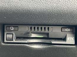 ETC搭載車しか通過できないスマートICが利用できるようになります。現在、スマートICの設置箇所も増えてきてます。また、料金所での小銭の出し入れや雨天時における窓の開閉などの紛らわしさも解消されます。