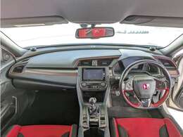 赤を基調としたスポーティなデザインで、カーボン調パネルやメタル調加飾を採用し、ドライバー重視のコックピット風配置が特徴です。