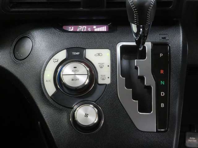 オートエアコンで夏も冬も快適な車内空間を。