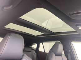 【調光パノラマルーフ】天井から太陽の穏やかな光を取り込むことができる、トヨタの「サンルーフ」です！頭上のスイッチでシェードを開閉したり、調光/透過状態を切り替えたりすることができます。