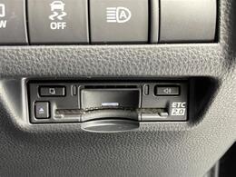 【ETC】有料道路を利用する際に料金所で停止することなく通過できる、ETC車載器（ノンストップ自動料金収受システム機器）が装備されています。セットアップを行うことで利用可能になります。