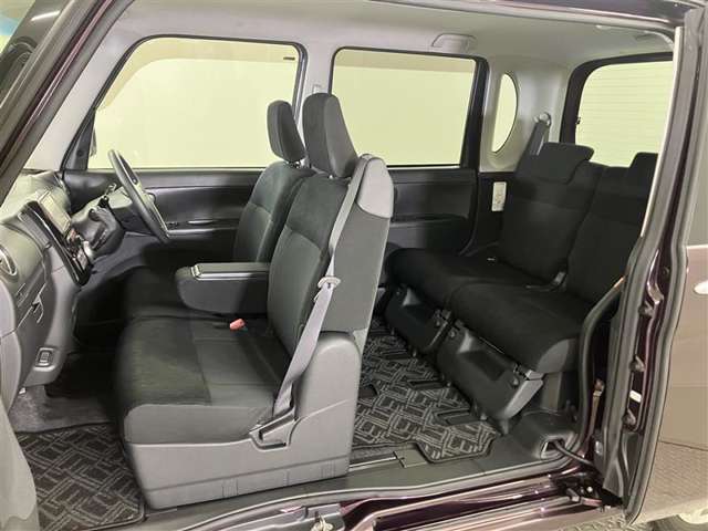 タントならではのミラクルオープンドアで、助手席側の開口部がとても広いです。