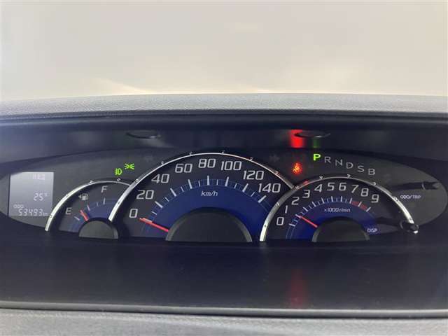 とっても見やすいメーターです。夜間時はラグジュアリーな気分にさせてくれる照明が魅力ですので、夜のドライブも楽しみになりますよ♪