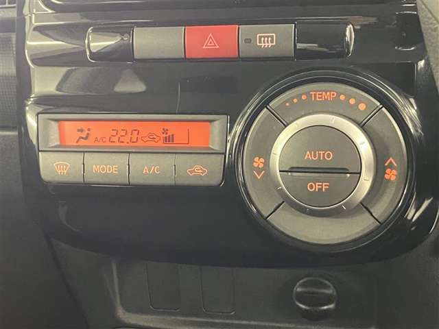 温度コントロールフルオートエアコンです。温度設定ができます。冷え性の方が乗っても安心ですね♪