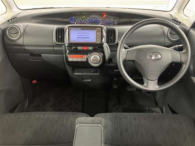 スタイリッシュなデザインのインパネ。各操作スイッチは使いやすい位置に配置されてます。