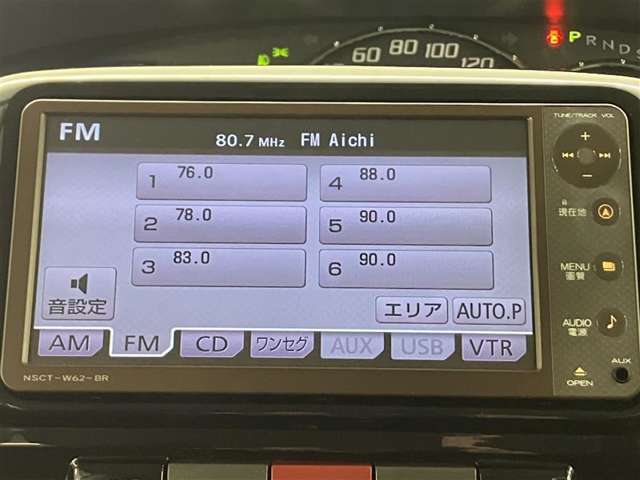 純正ナビを装備。タッチパネル式で使いやすく、お出かけもラクラクです。