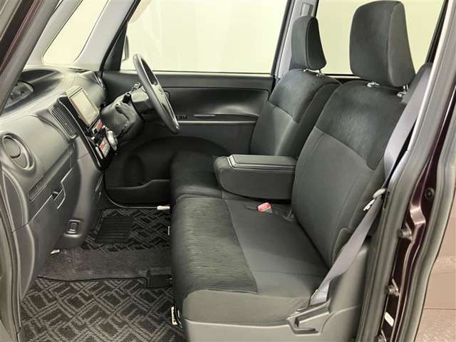 高いホールド性で運転姿勢が安定します。長距離ドライブでも疲れにくいのが魅力です。快適なドライビングライフをお送りください♪