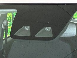 【スマートアシスト】走行中に前方の車両等を認識し、衝突しそうな時は警報とブレーキで衝突回避と被害軽減をアシスト。より安全にドライブをお楽しみいただけます。