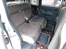 後部座席です。座席下収納あります。