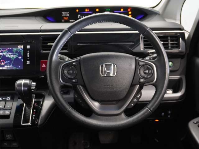 【Honda SENSING】 カメラ等装置で精度の高い検知能力を発揮、安全運転を支援します。ステアリング上のコントローラーに注目！