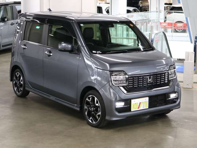 雨が降ってもゆったりと車選びができる全天候型立体展示場！エスカレーター完備！