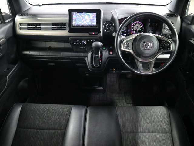 業者によるルームクリーニング実施☆室内の細かい所からエンジンルームまでキレイになった状態でお渡し致します♪