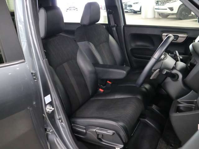 当社販売担当者、仕入担当者、リフトに持ち上げ車検検査員による下廻りチェックをクリアした高品質車を展示しております。