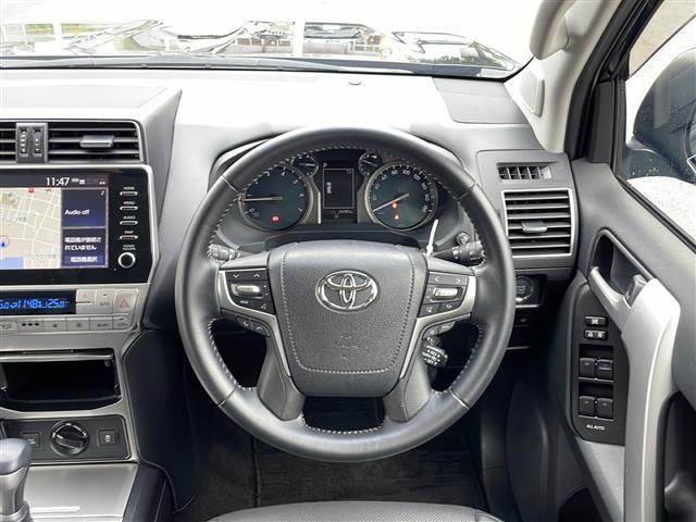 【ステアリング】軽い力で扱いやすいハンドルです。目立つ傷やスレなどなく綺麗な状態です！除菌プランいれていただくとさらに快適に！清潔なお車はお子様にも安心ですね！