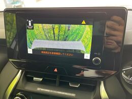 【バックカメラ】駐車時に後方がリアルタイム映像で確認できます。大型商業施設や立体駐車場での駐車時や、夜間のバック時に大活躍！運転スキルに関わらず、今や必須となった装備のひとつです！