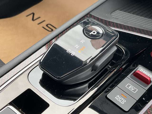 パソコンのマウスのような電制シフト、手首を軽く動かすだけで操作できる、まったく新しい操作感です。