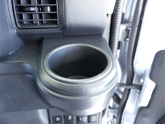 ドリンクホルダーはなにもドリンクだけのためではないんです。芳香剤、携帯などなど使用用途は無限大♪