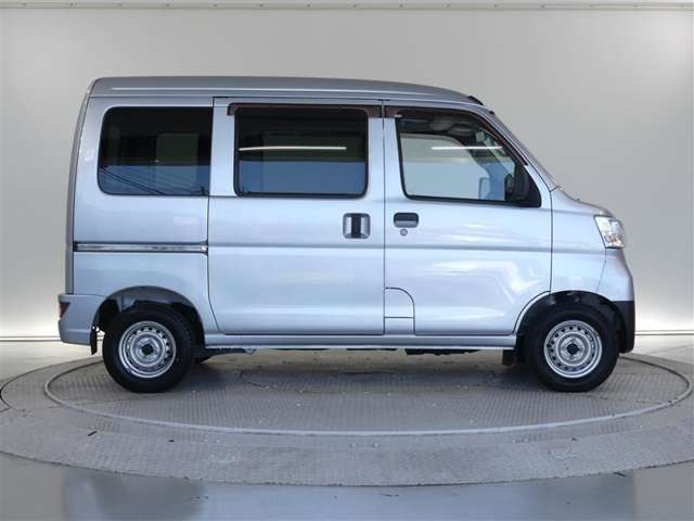 大きな開口部のスライドドアは、狭い駐車スペースでも乗り降りや荷物の積み下ろしも楽々です。