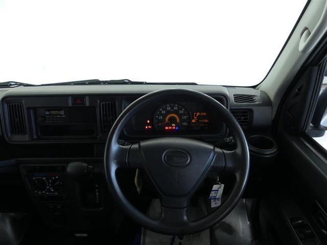 視界も広々で見晴らしの良い運転しやすいコックピットです。