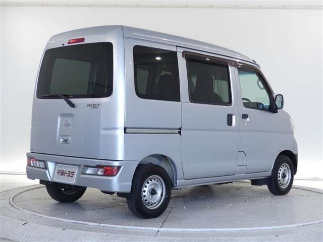コンパクトボディで狭い道でもスムーズに走れる取り回しのよさ！運転もラクラクです。燃費のよさも魅力です。
