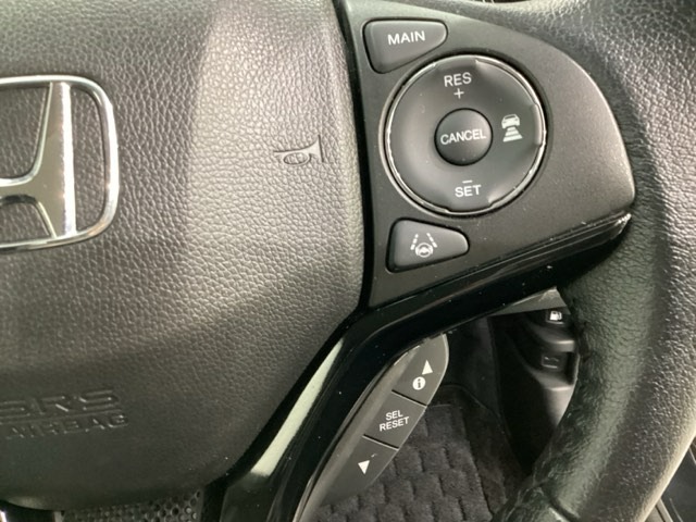ハンドルにHondaセンシング系のクルーズコントロールやレーンキープアシストなどの操作スイッチが装備されています。ハンドルから手を離さず安全に操作できます。