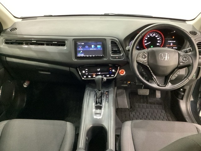車内は光触媒抗菌消臭施工済です。インパネ周りはスタイリッシュなデザインで機能や装備も充実しています。グローブボックスやカップホルダーのほかにトレーなどたくさんの収納スペースが付いています。