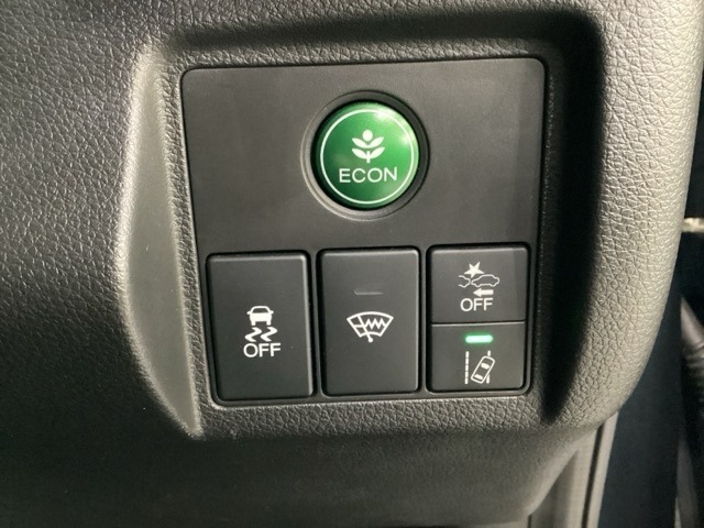 Hondaセンシング用の、VSA（ABS＋TCS＋横滑り抑制）解除とレーンキープアシストシステムのメインスイッチなどはハンドルの右側に装備しています。燃費に役立つECONボタンもここです。
