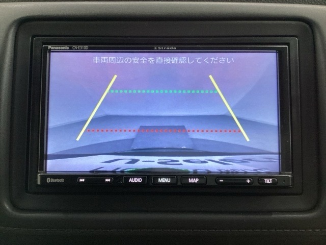 バックでの車庫入れも安心です！リアカメラが付いているバックモニター付のナビ（社外品）を装備しております。操作線もついており距離感も画面から確認できます。