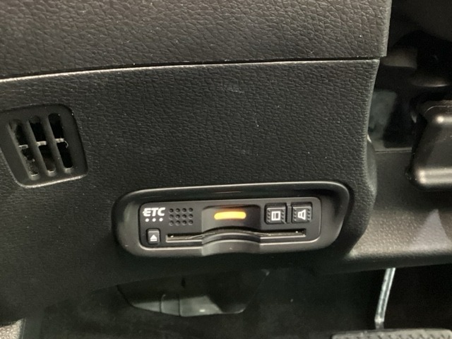 ハンドルの左下にETCがついています。高速道路の料金所の通過も楽々です！。　カードの取り出しもしやすい場所についています。