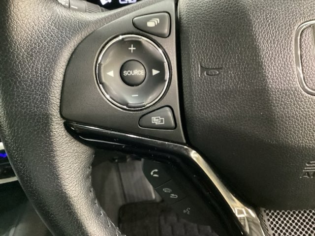 ステアリングスイッチがついていますので、オーディオのチャンネル変更、ボリューム、ジャンル変更が操作可能です。ハンドルから手を離さず安全に操作できます。