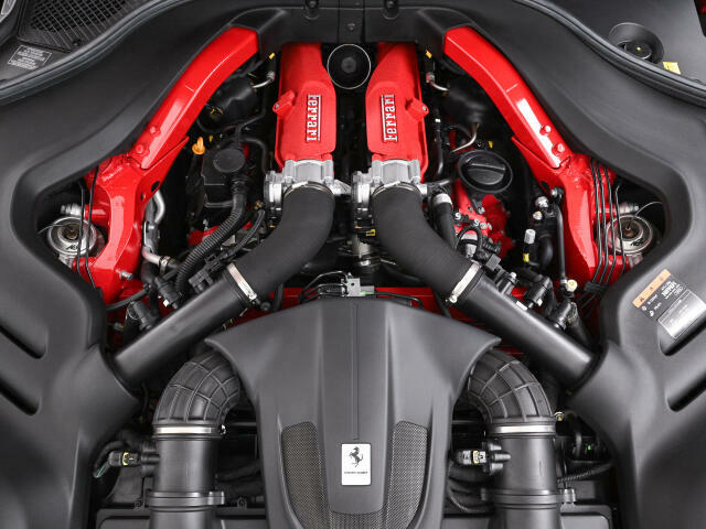 フロントに搭載された3.9L・V8ターボエンジンは600馬力を発揮します。