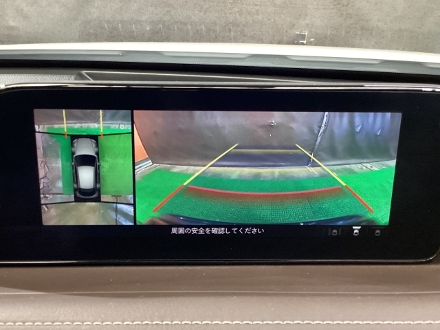 狭い場所での駐車やすれ違いなどでより的確な運転操作に役立つ360°ビューモニターが装備されています。