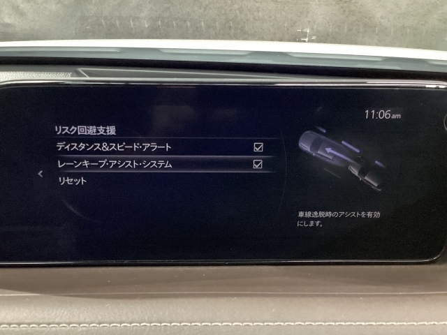 ハンドル操作をアシストすることにより車線からの逸脱回避を支援します。