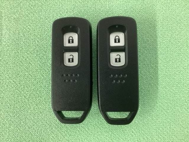 スマートキーを装備しています。鍵を差し込むことなくドアロックの開け閉めと、スタートボタン操作でのエンジンスタートができます。スペアキーも同じものを用意しております。