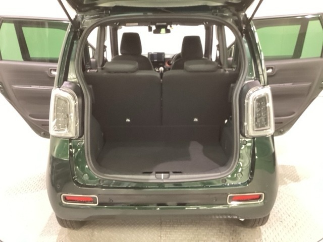 開口部も広く荷物の積み下ろしもしやすいお車となっております。シートの背もたれは5：5の割合で分割して可倒できるので、長いお荷物などを載せることもできます。