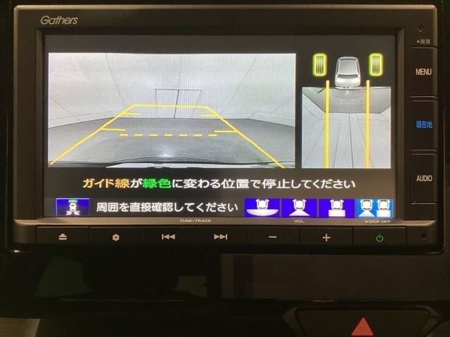 バックでの車庫入れも安心です！　リアカメラが付いているバックモニター付のナビを装備しております。操作線もついており距離感も画面から確認できます。