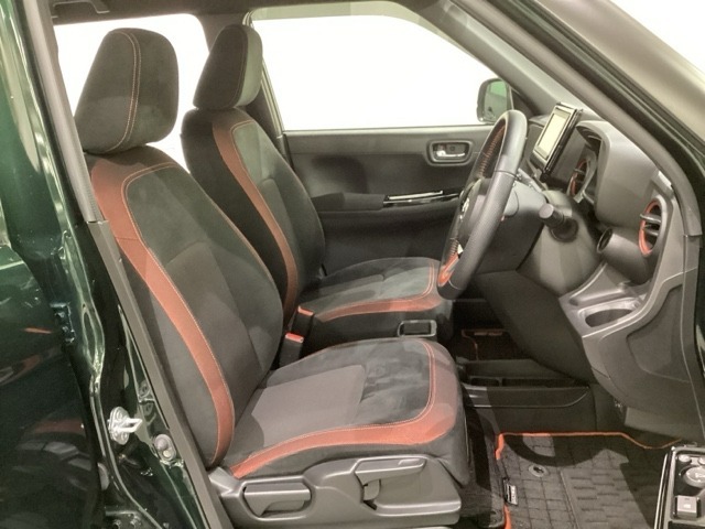 女性でも運転がしやすいように、シートの高さ調整機能（シートリフター）がついています。運転席と助手席の間が空いている為、助手席側への移動がスムーズです。交通量の多い道でも助手席側から乗り降りができます。