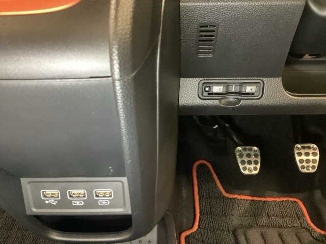 ハンドルの左下にETCがついています。高速道路の料金所の通過も楽々です。カードの取り出しもしやすい場所についています。ナビゲーション用外部入力やスマートフォンなどの充電可能なUSB端子もついています。