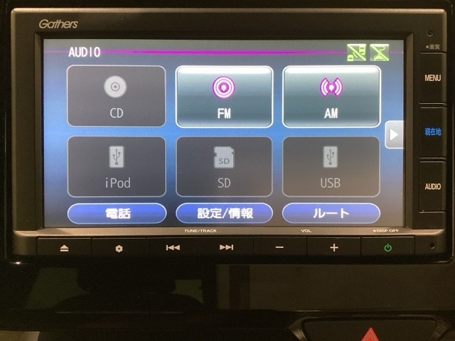 ワイド画面のナビゲーションはインターナビ対応のGathers純正メモリーナビを搭載しています。Bluetoothオーディオ機能がありますので、スマートフォンなどの音楽も再生できます。