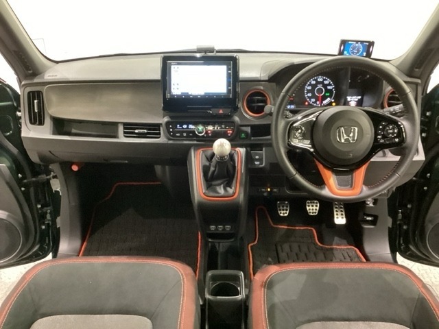 車内は光触媒抗菌消臭施工済です。インパネ周りはスタイリッシュなデザインで機能や装備も充実しています。グローブボックスやカップホルダーのほかにトレーなどたくさんの収納スペースが付いています。